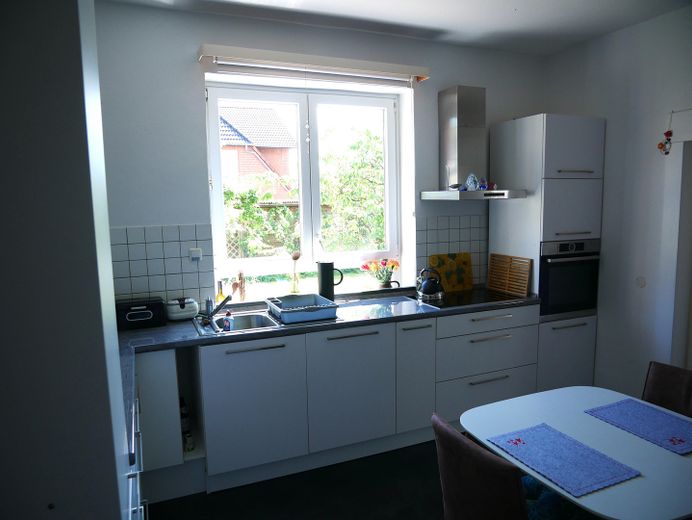 Haus für große Familien  und/oder Wohnen und Arbeiten unter einem Dach – Küche Blick Garten