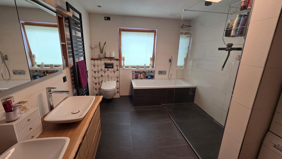 Ampio bungalow con giardino, finiture di pregio e area aggiuntiva opzionale – Badezimmer