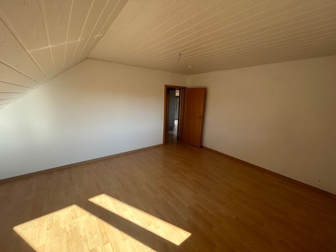 Appartement lumineux de 3,5 pièces sous les combles, 85 m², balcon exposé sud, cuisine équipée, place de stationnement – Wüstenrot – Schlafzimmer