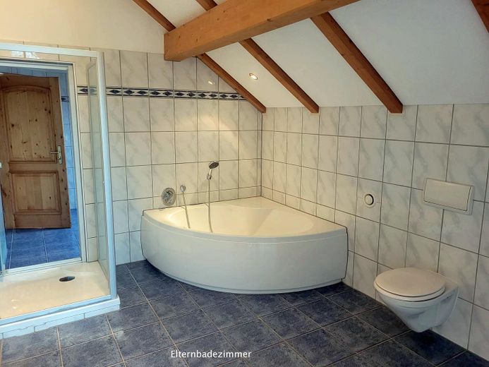 Due immobili versatili in un unico pacchetto /  È possibile anche la vendita separata! – Haus 8b Elternbadezimmer