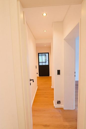 Erstbezug nach Sanierung: Barrierearme 2-Zimmer-Wohnung, Balkon & Tiefgarage in Bestlage Iserlohns – Flur unmöbliert