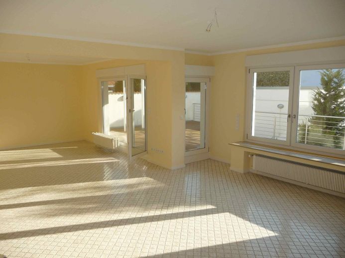 Uso proprio/investimento: edificio plurifamiliare completamente ristrutturato a regola d’arte, con 3 unità abitative di pregio su 4 piani – Wohnzimmer Erdgeschoss