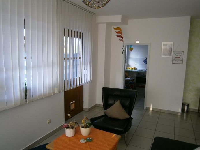 3 Apartments einzeln oder zusammen als Wohnung, TG, Stellplatz, dazu Garten mietbar – Außeneingang Süd, Tür zu Küche
