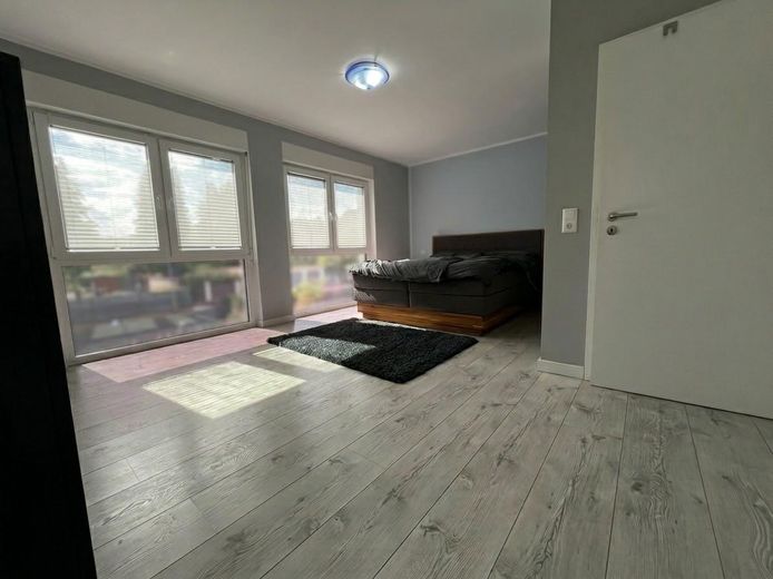 Hochwertige, provisionsfreie KfW-70-Doppelhaushälfte in idyllischer Lage von Dietzenbach-Steinberg – Master-Schlafzimmer