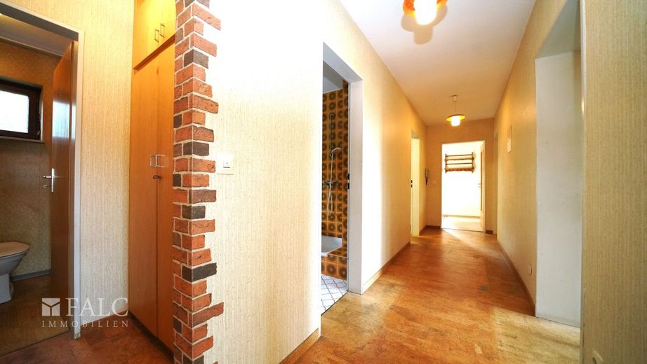 Naturparadies mit Weitblick auf die Stadt! Doppelhaus mit über 4.200 m² Grundstück - FALC Immobilien – Flur Wohnung EG links