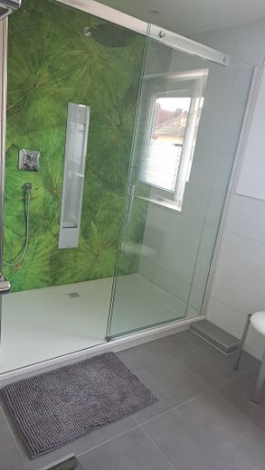 sehr große Dusche 