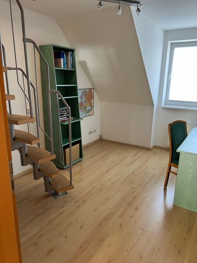 gepflegtes Reihenendhaus – Büro mit Treppe in Dachbode
