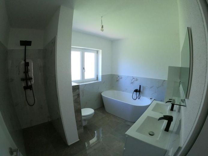 EG Bad - DU, WC, Badewanne