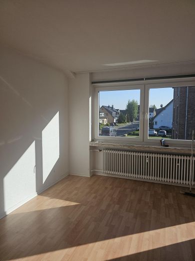 Freundliche 2,5-Zimmer-Wohnung mit Balkon – Wohnzimmer
