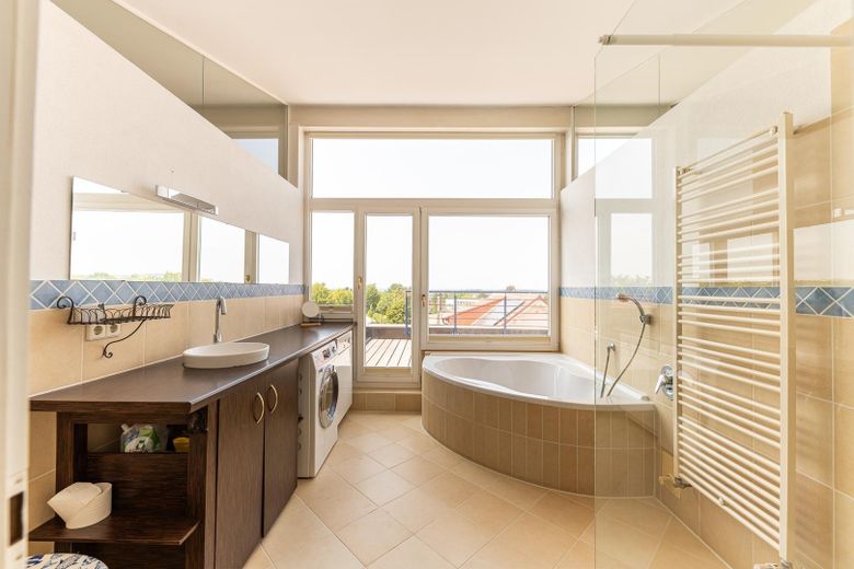 Vivir con vistas panorámicas – Casa bifamiliar bien cuidada con jardín meridional de estilo parque y vistas panorámicas – DG Bad