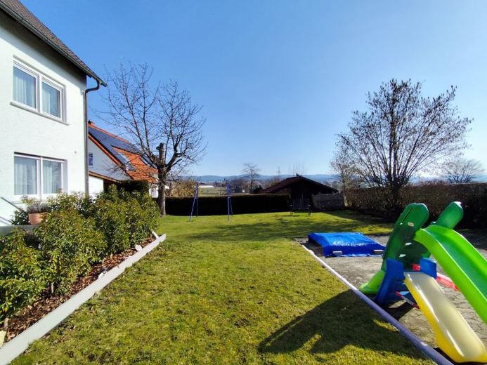 Gemütliches Wohnen mit Wohlfühlfaktor: Helle 3-Zimmer-DG-Wohnung mit Garage in Melkendorf! – Foto 1