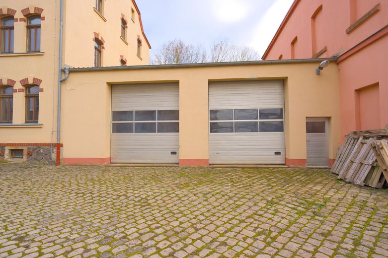 Hof mit weiteren Gebäuden