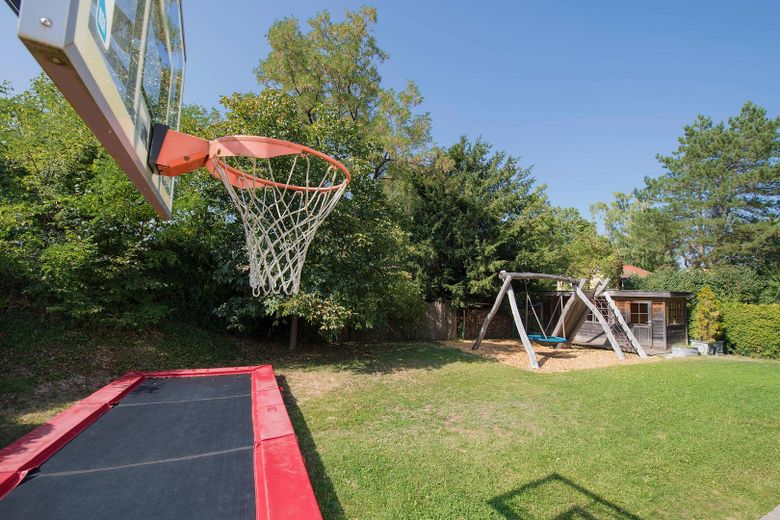 Rodzinna sielanka w Seeshaupt nad jeziorem Starnberger See – Bodengleiches Trampolin