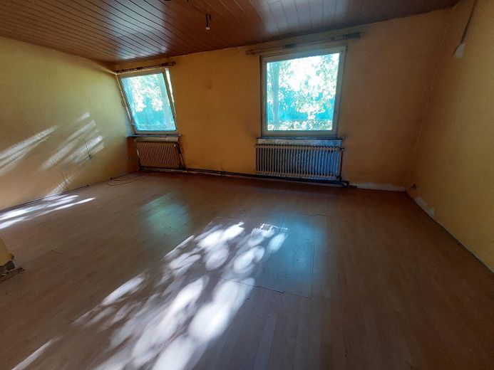 Einfamilienhaus/Zweifamilienhaus Sanierungsbedürftig oder Abriss – Zimmer