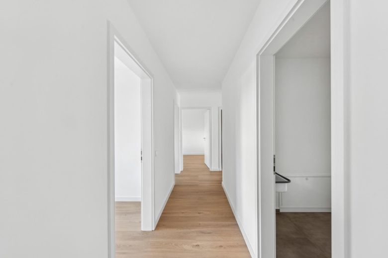 Stillvolle 4-Zimmer EG Neubauwohnung KFW 40 (Wärmep.+PV) mit Terrasse, Garten, Parkplatz – Fluransicht