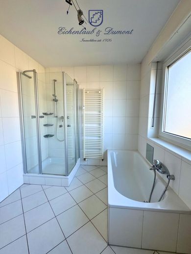 Großzügige 4 ZKB Wohnung mit Balkon &amp; Stellplatz in Dudweiler-Süd – Bad mit Wanne und Dusche Og