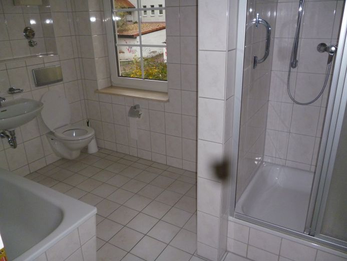4-R-Etagenwohnung mit Balkon Innenstadtlage Gotha – Bad mit Wanne und Dusche