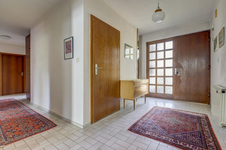 Freistehendes Haus mit Naturgarten (Biotop) und Dachgarten – Flur und Eingangstür