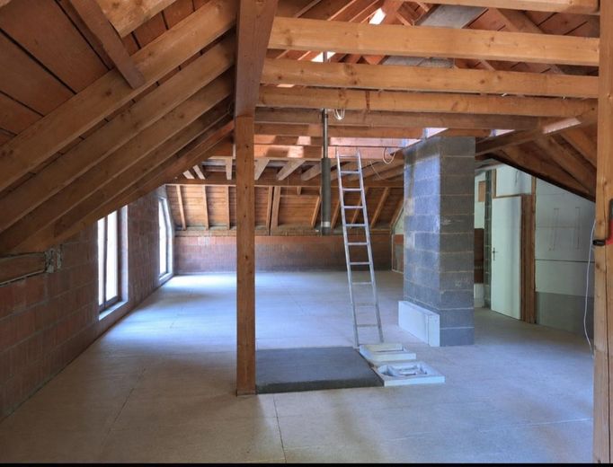 Großzügiges Wohnen im gepflegten Landhaus (nähe Golfplatz/Waldrand) PROVISIONSFREI – Dachboden KI generiert