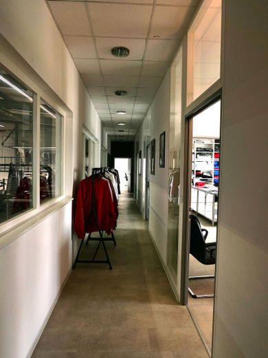 Mögliche Padel Ball Halle direkt vom Eigentümer zum Kauf oder Vermietung – Flur Bürobereich