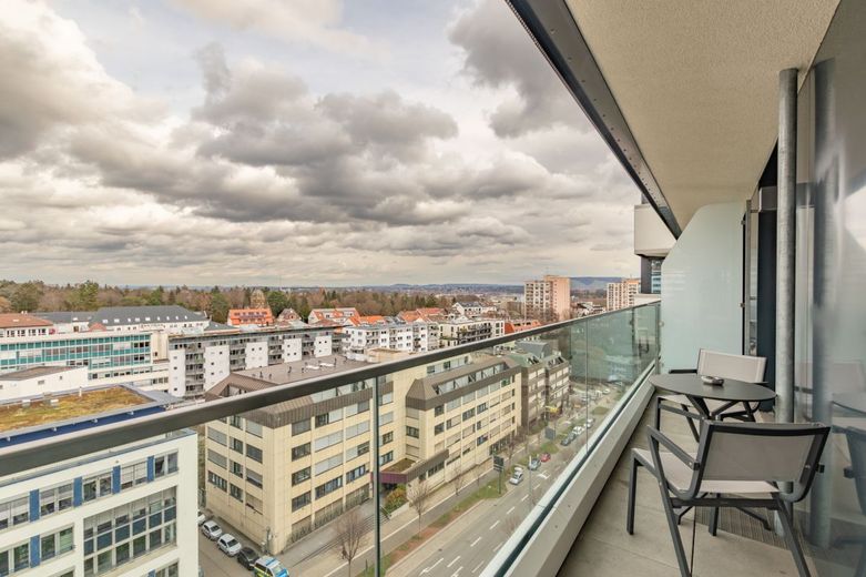 Möbliertes Studio mit Balkon: 10.OG Cloud No.7 über Milaneo – Balkon mit Fernblick