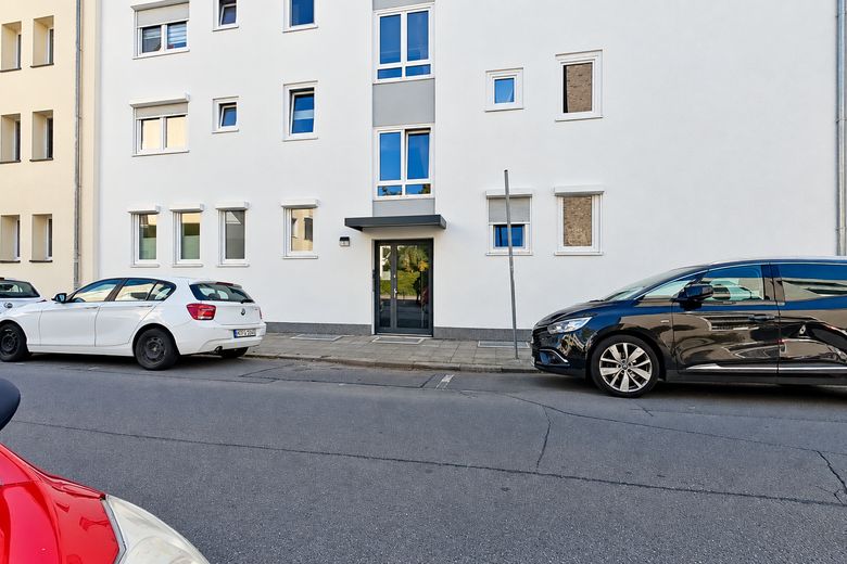 Appartamento molto luminoso, dalla disposizione moderna, con balcone (un tocco di Skywalk), garage incluso – Hauseingang