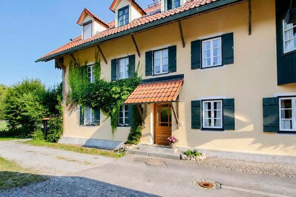 Vivere nel verde: caratteristico appartamento di 3 locali con due balconi e un idilliaco giardino
