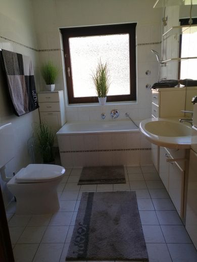 RESERVIERT Einfamilienhaus Massivhaus Einliegerwohnung ruhige Wohnlage Keller Garten – EG Bad 1 