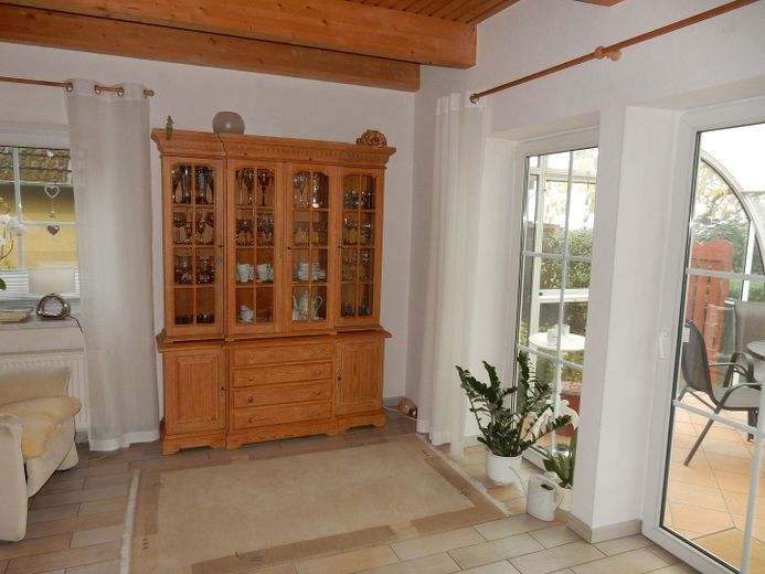 Idyllisches Haus am See mit Bootsanleger – Wohnzimmer mitTür Wintergarten