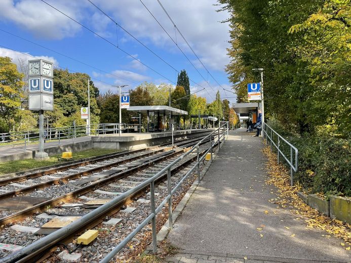 FIRST OCCUPANCY: Renovated dream home with 9th floor long-distance view & balcony - move in & feel at home – Stadtbahnhaltestelle 