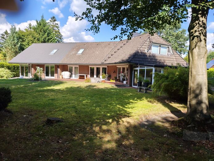 One Roof – Two Self-Contained Houses – Blick vom Garten 