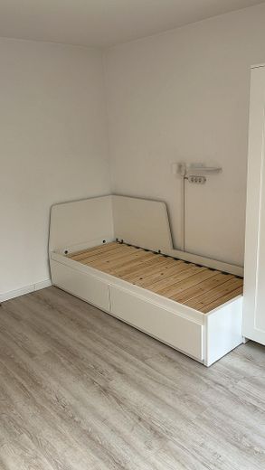 Bett (eingezogen)