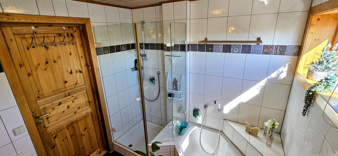 Skandynawski dom marzeń niedaleko Stuttgartu i Ludwigsburga – z mieszkaniem dla gości i połączeniem kolei miejskiej S-Bahn – OG Bad (Badewanne+Dusche)