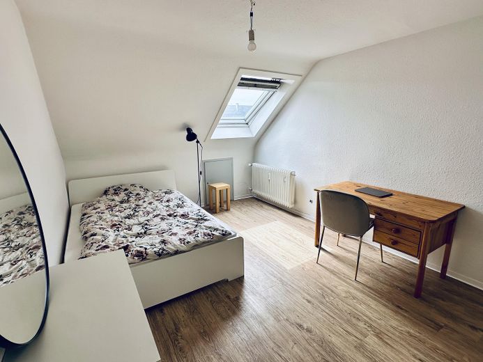 SENZA PROVVIGIONE: appartamento mansardato di 3 locali, loggia, garage, investimento di capitale / uso proprio – WG-Zimmer 2 möbliert