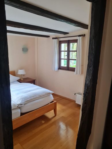 Historisches Fachwerk-Ensemble (Haupthaus + Nebengebäude + 2 Garagen) – Schlazimmer Hotelzimmer