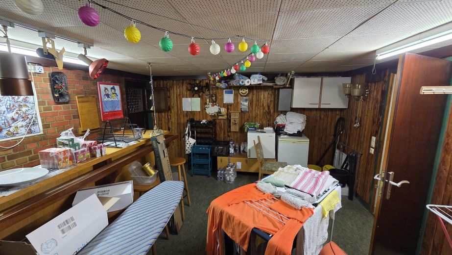 Sin comisión: casa adosada intermedia en Colonia-Esch de particular – Partykeller