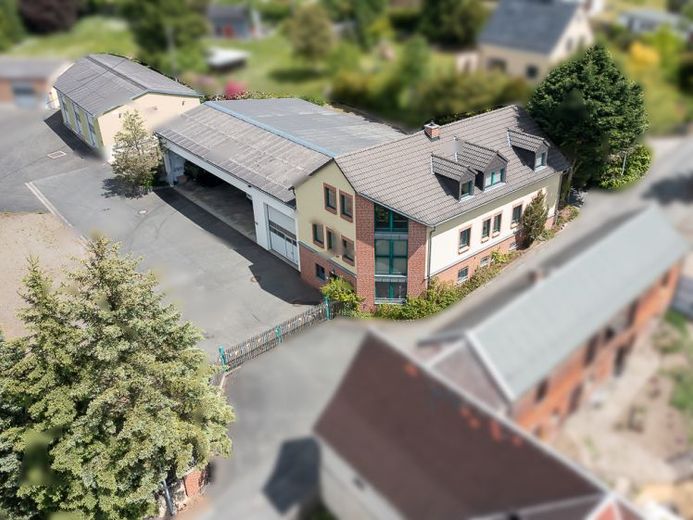 Repräsentatives Gewerbeanwesen mit Bürogebäude, Werkstatthalle und Lagerhalle – Foto 1