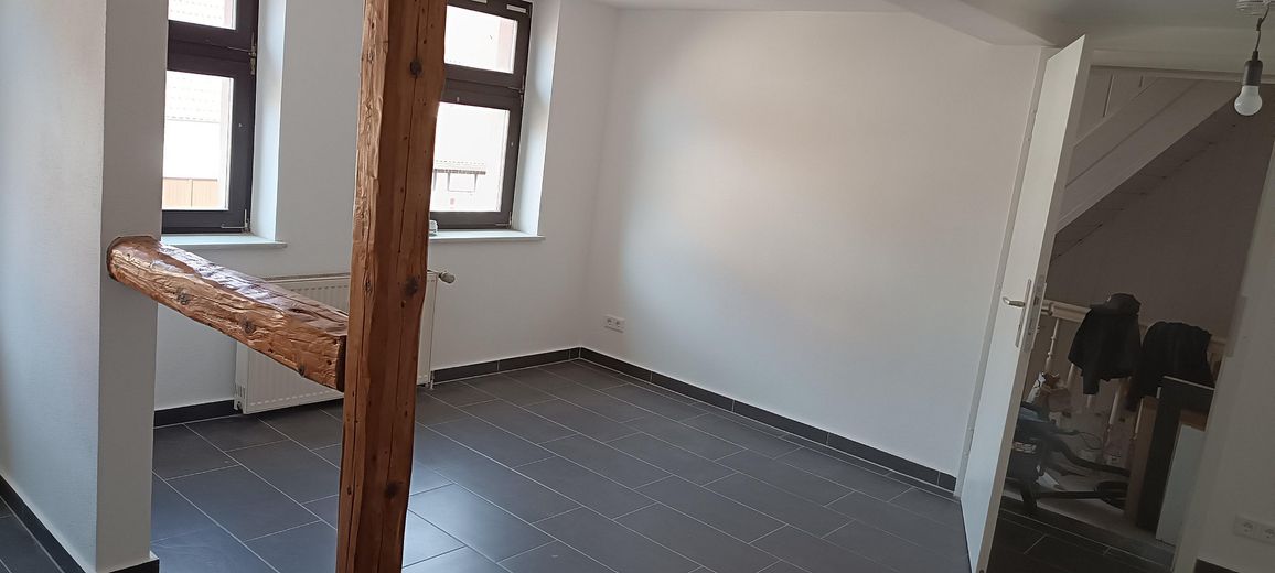 Frisch sanierte 2-Zimmer-Wohnung mit Einbauküche & neuem Kühlschrank in Aken (Elbe) – 1. OG, 37 m² – Wohnbereich