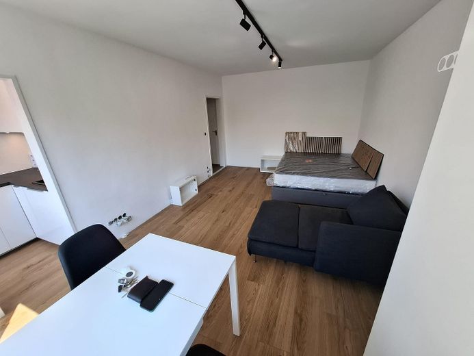 Erstbezug nach Komplettsanierung – voll möbliertes Apartment in U-Bahn-Nähe (U3) – Aktueller Stand 30.07