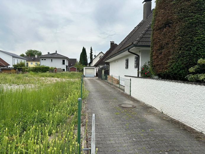 Einfahrt mit Garage