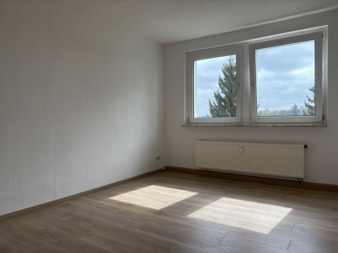 frisch renoviert - modernisierte/helle Etagenwohnung - 2,0 Zi. Küche mit EBK/Wannenbad (TLB) - ca. 45m² – 260422_MW_1.OG_links_WLS60_Crimmitschau_Bilder_CKI_016_Wozi.