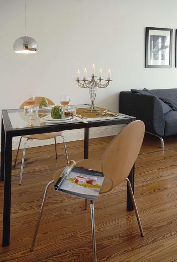 Appartement ancien de 2 pièces avec balcon – entièrement meublé, 57 m² à Winterhude, près du Stadtpark – Wohnzimmer 