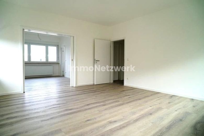 Frisch sanierter Wohntraum in Pforzheim-Sonnenberg: 5 Zimmer mit Ausblick und Garage – Wohnzimmer, Blick auf das Esszimmer