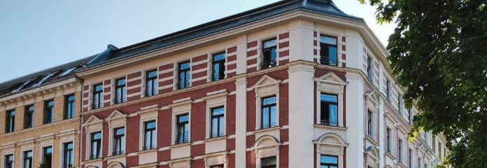 :-) Komfortable und hochwertige 2-Zimmer-Wohnung mit Balkon+ Parkett + Bad mit Fenster+ Wanne & Dusche+ gepflegtes Anwesen