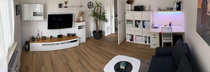 Yenilenmiş, 2,5 oda + mutfak + banyo, merkezi ve sakin, özel bahçeli, mobilyalı – Wohnzimmer