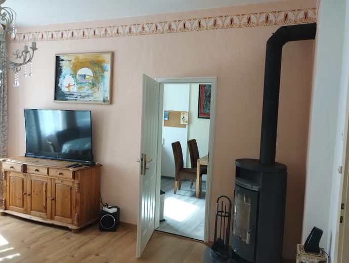 Wohnzimmer mit TV Kaminofen