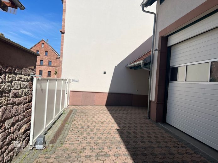 Top Investment, gepflegtes Mehrfamilienhaus in Wörth am Main – Innenhof Eingangsbereich