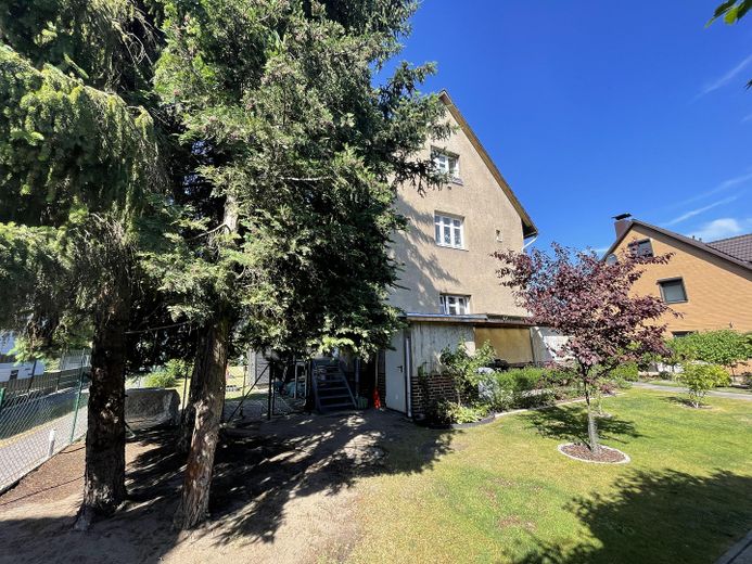 Mehrfamilienhaus von hinten