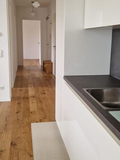 Neubau-Eigentumswohnung mit direkter Sicht auf einen kleinen See im Quartier HUGOS – Flur
