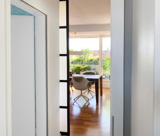 Boven de daken van het Malerviertel – prachtig zolderappartement met droomachtig terras – Blick aus dem Bad und Zimmer1